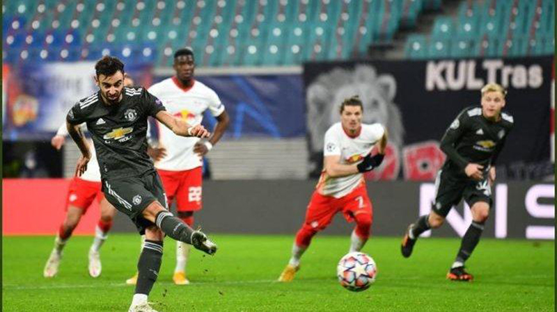 Bruno Fernandes (kiri), saat memperkuat Manchester United melawan RB Leipzig. (TWITTER MANCHESTER UNITED)